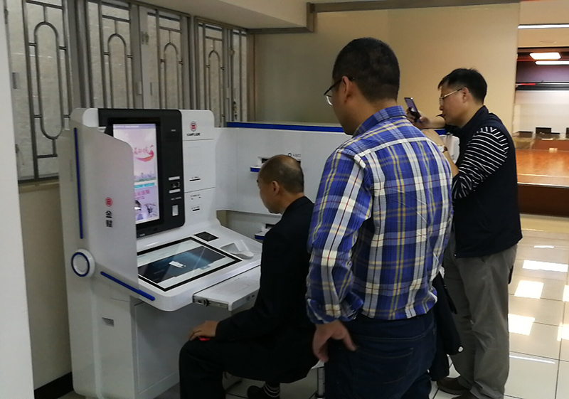 1588838764511561.jpg 局长陈雁成等人参观智能柜台3.jpg